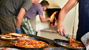 A pizza oven with multiple pizzas being prepared. - Pisa/Lucca - Perfect Location - Entire Property - Tower View - Fabulous Pool (Pisa)