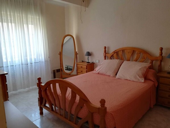 2 bedrooms, iron/ironing board, internet, bed sheets