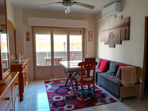 TV - Beautiful 2-bedroom apartment less than 50m from the beach and side sea views (Torrevieja)