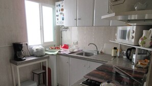 Cafetera y tetera, refrigerador, microondas y horno 