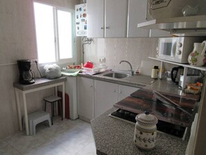 Fridge, microwave, oven, stovetop - Beautiful 2-bedroom apartment less than 50m from the beach and side sea views (Torrevieja)