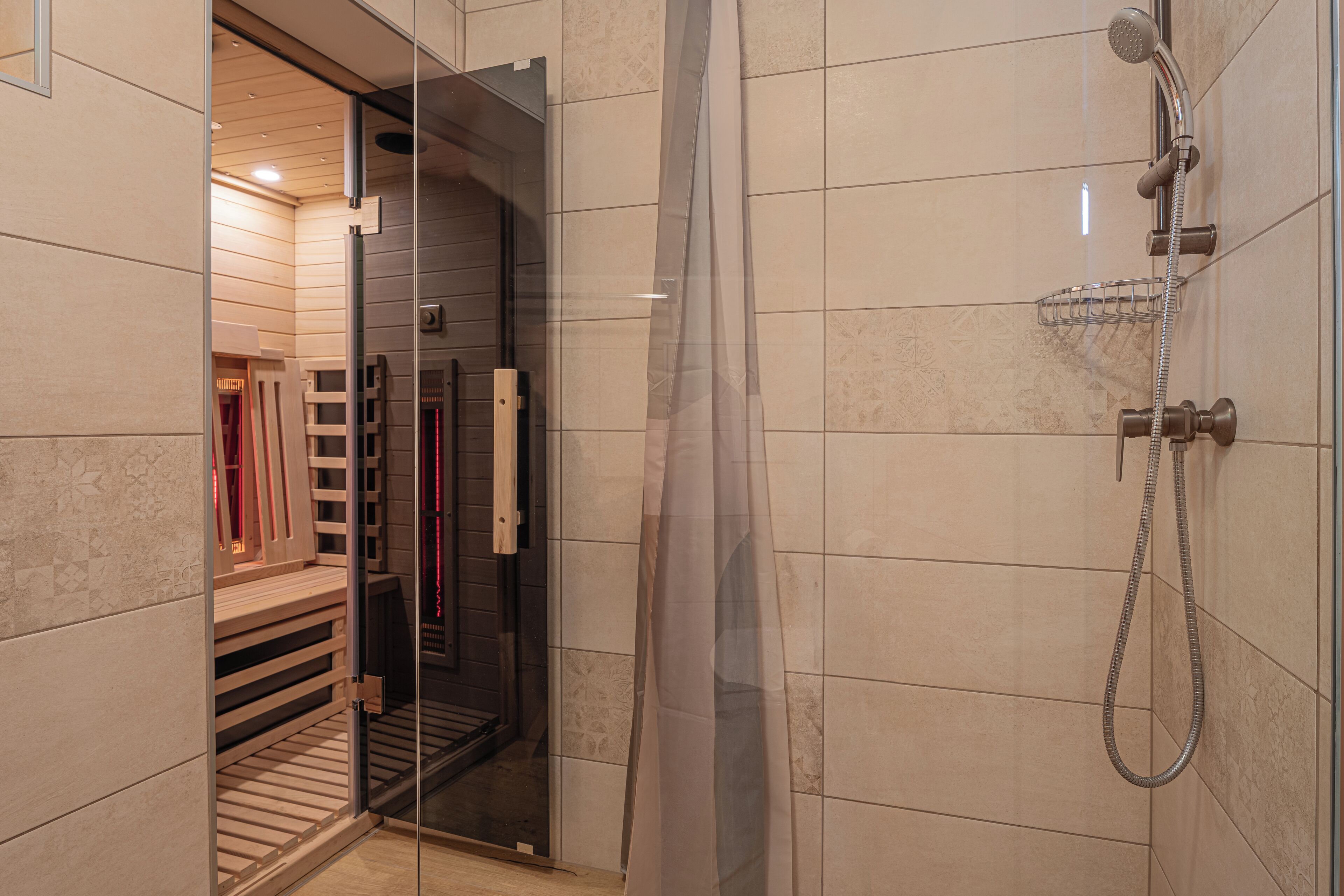 Dusche, Haartrockner, Handtücher, Toilettenpapier
