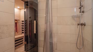 Dusche, Haartrockner, Handtücher, Toilettenpapier