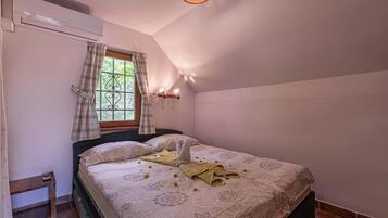 1 bedroom, blackout curtains, free WiFi, bed sheets