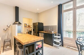 Réfrigérateur, micro-ondes, four, plaque de cuisson