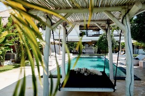 Outdoor pool, sun loungers - White Palm Hotel Bali (Jimbaran)