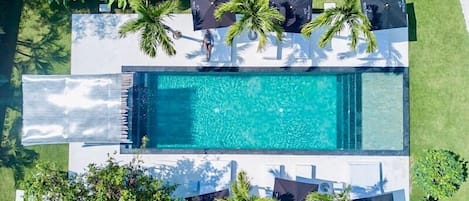 屋外プール、サンラウンジャー