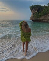 Una playa cerca, arena blanca, sillas reclinables de playa, sombrillas