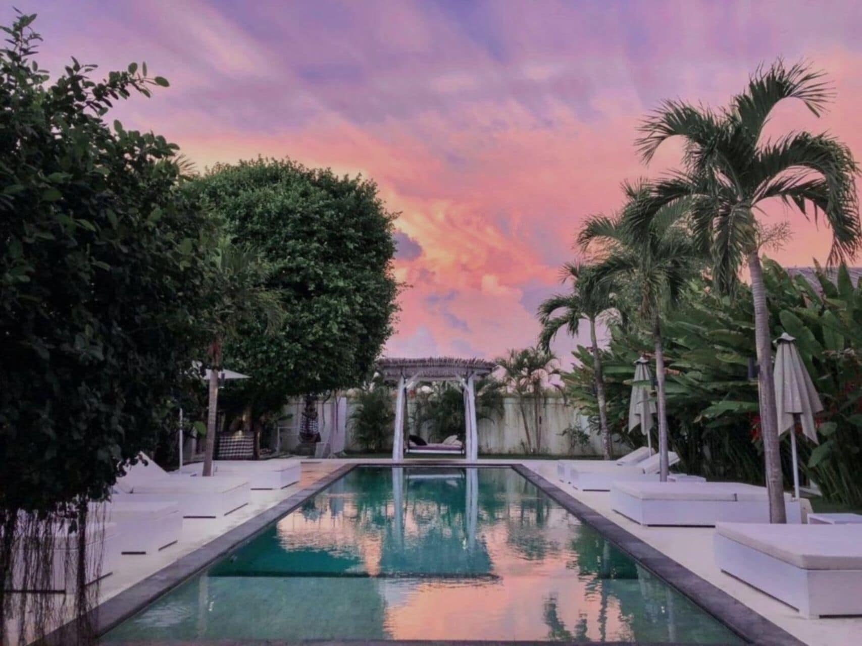 Piscina externa, espreguiçadeiras