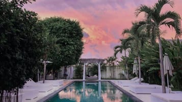 Piscina externa, espreguiçadeiras