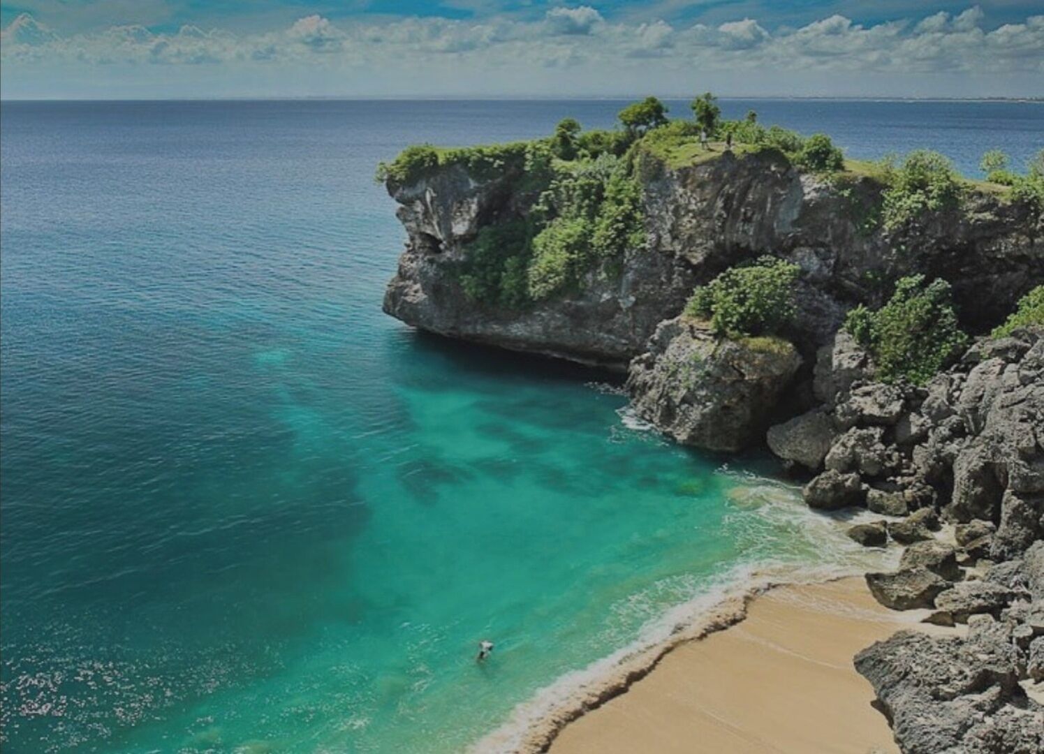 Beach nearby, white sand, sun-loungers, beach umbrellas