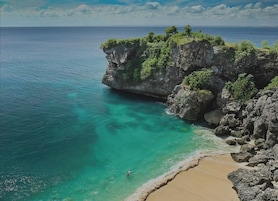 Perto da praia, areia branca, espreguiçadeiras, guarda-sóis