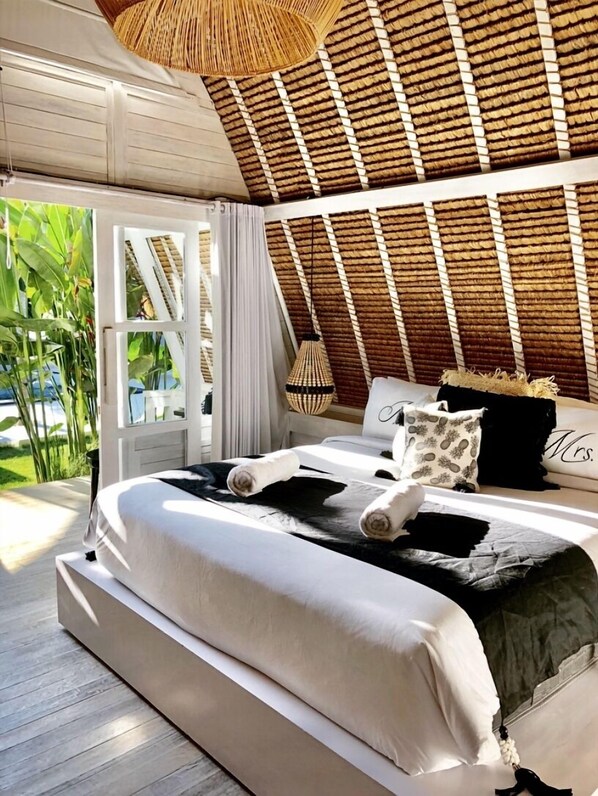 Premium bedding, pillowtop beds, minibar, in-room safe - White Palm Hotel Bali (Jimbaran)