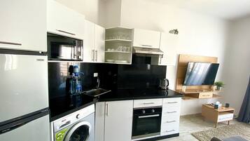 Micro-ondes, four, batterie de cuisine, vaisselle et ustensiles