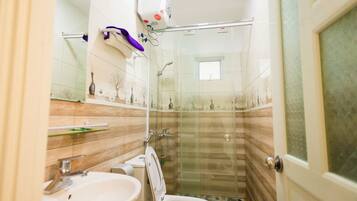 Deluxe Single Room | Bathroom | Slippers, towels