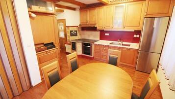 House | Private kitchen | Full-sized fridge, oven, stovetop, coffee/tea maker