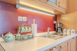 Full-sized fridge, oven, stovetop, coffee/tea maker - Vineyard Cottage Stepan (Crnomelj)