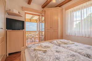 2 bedrooms, desk, blackout curtains, free WiFi