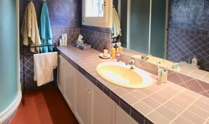 Apartment, 3 Bedrooms | Bathroom