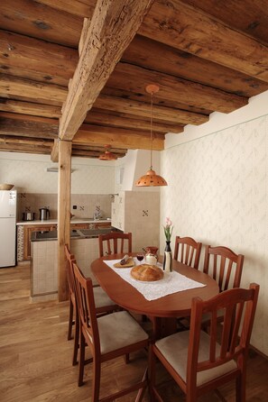 Ferienhaus, 1 Schlafzimmer | Essbereich im Zimmer
