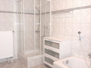 Baignoire, sĂšche-cheveux, serviettes fournies