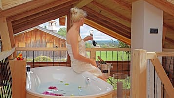 Outdoor spa tub