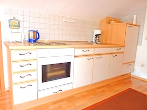 Kühlschrank, Ofen, Herdplatte, Wasserkocher mit Kaffee-/Teezubehör