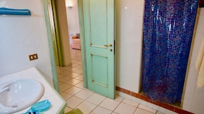 Apartment, 1 Schlafzimmer | Badezimmer | Dusche, Bidet, Handtücher, Seife