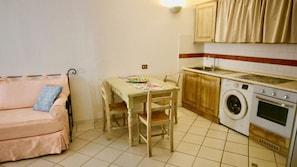 Appartamento, 1 camera da letto | Area soggiorno | TV a schermo piatto