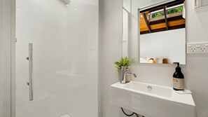 Bathtub, hair dryer, towels - Queenstown Lakefront Dream | 3 Bed | Hot Tub | BBQ (Queenstown)