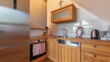 House, 1 Bedroom | Private kitchen | Fridge, microwave, oven, stovetop