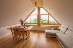 บ้านพัก, 1 ห้องนอน | บริเวณนั่งเล่น | ทีวีจอแบน