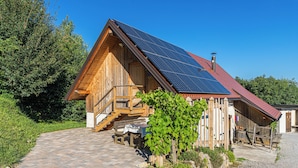 A wooden cabin with a red roof and solar panels. - Vineyard cottage Škatlar 3 (Novo Mesto)