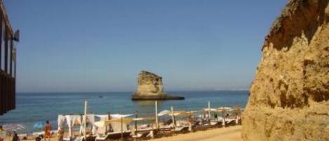 Una spiaggia nelle vicinanze