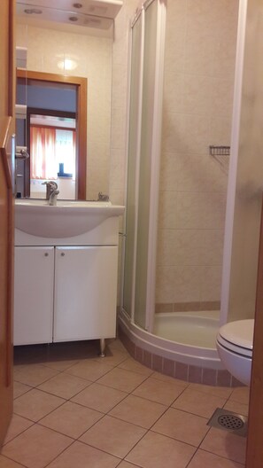 Apartamento, 1 quarto | Banheiro | Secador de cabelo, toalhas de banho