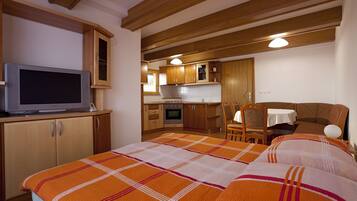 Studio | 1 bedroom, blackout drapes, free WiFi, bed sheets