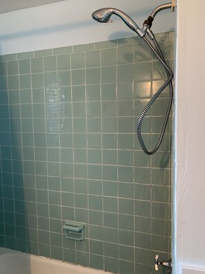 Ensemble douche/baignoire, serviettes fournies, savon, shampoing