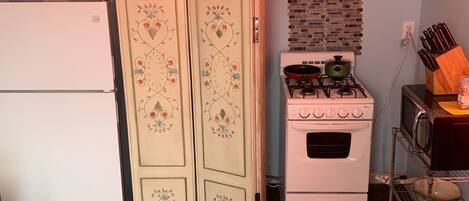 大型冷蔵庫、電子レンジ、オーブン、コンロ