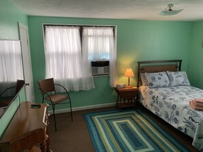 1 bedroom, free WiFi, bed sheets - Beach Side Studio #5 - Pet Friendly, WiFi, Off-Street Parking, Large Smart TV (Norfolk)