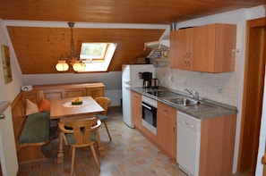 Fridge, oven, stovetop, dishwasher - Ferienwohnung Watzmann, für 4 Personen (Berchtesgaden)