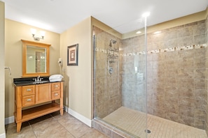 Bathroom - GULF FRONT CONDO! SLEEPS 8!BCH SERV INCL!! (Panama City Beach)
