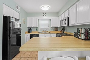 Fridge, microwave, oven, stovetop - Beachcomber #1 across from beach-close to everything! (Gulf Shores)