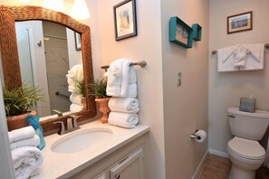 Combined shower/bathtub, towels - Beachcomber #1 across from beach-close to everything! (Gulf Shores)