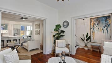 تلفزيون، كُتُب، مكتب