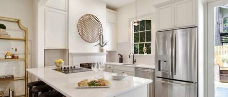 Refrigerador, microondas, horno, placa de cocina