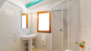 Apartment, 2 Schlafzimmer | Badezimmer | Badewanne und Dusche (separat), Regendusche, Haartrockner, Bidet