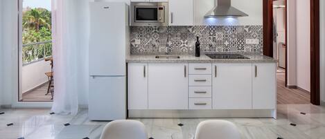 Refrigerador, microondas, parrilla de estufa y cafetera y tetera