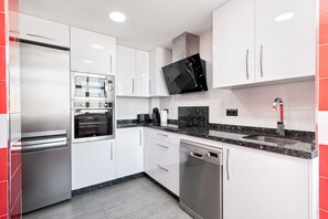 Refrigerador, microondas, horno y parrilla de estufa 