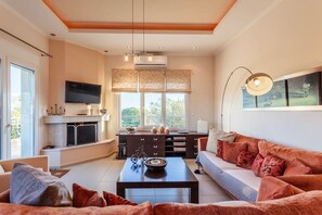 Televisie, een open haard en een kantoor