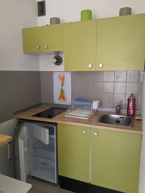 Fridge, microwave, stovetop, coffee/tea maker